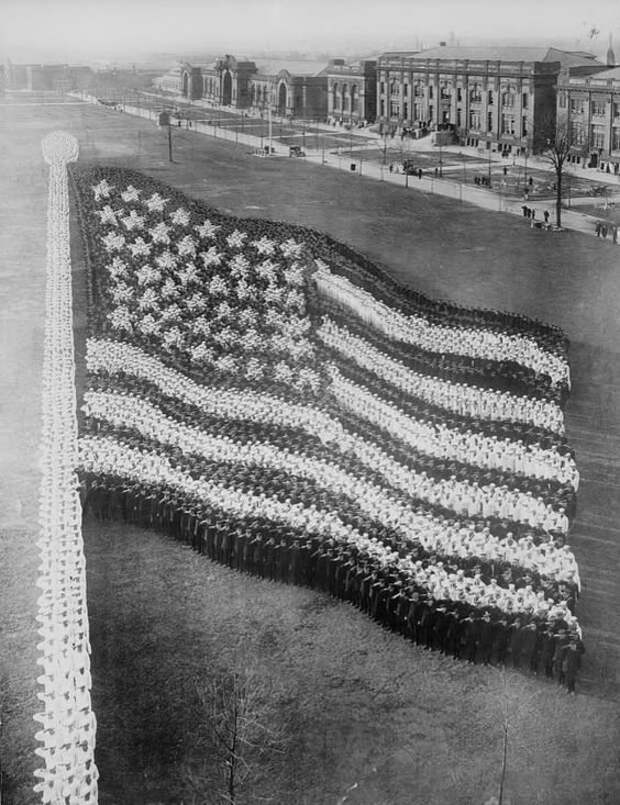 Флаг США, из 10.000 собравшихся в 1916 году. Стоит отметить, что флаг имеет только 48 звезд - без Гавайи и Аляски инетресное, старые забавы, факты, фигуры из людей, флешмоб