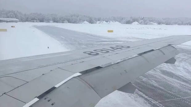 В Архангельске пассажирский самолет при посадке выкатился за пределы ВПП