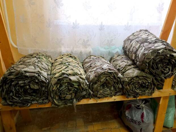 В Тюмени начали работать мастерские по плетению маскировочных сетей для СВО