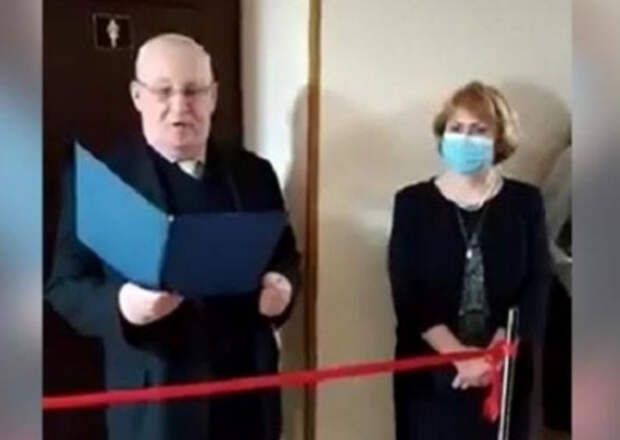 На 8 Марта в киевском ВУЗе женщинам подарили туалет На 8 Марта в киевском ВУЗе женщинам подарили туалет