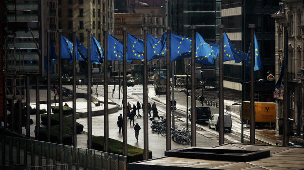 Флаги Евросоюза у здания Европейской комиссии в Брюсселе - РИА Новости, 1920, 18.05.2021