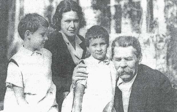 Максим Горький с невесткой и внучками 