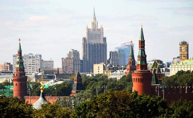 На фото: вид на Кремль, высотное здание министерства иностранных дел РФ и башню на здании центрального корпуса министерства обороны РФ в Колымажном переулке (справа) из Воспитательного дома.