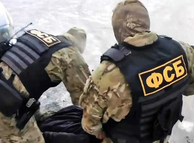 А вы видели такого ... мускулистого диверсанта, которого взяли в плен? Повар, небось. На него смотришь и почему-то сразу думаешь про еду.-2