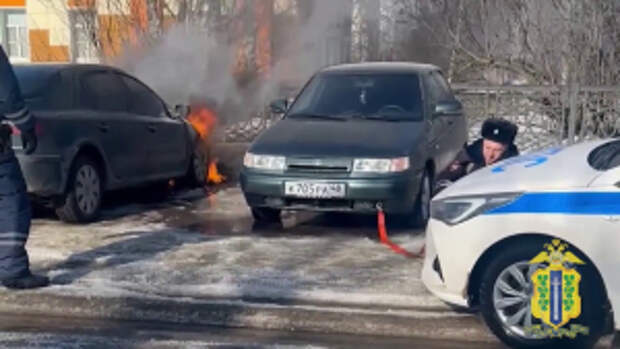 Липецкие полицейские предотвратили распространение огня от загоревшейся у детской больницы машины