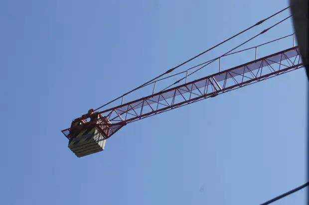 Стрела крана убила рабочего на стройке в Новосибирской области