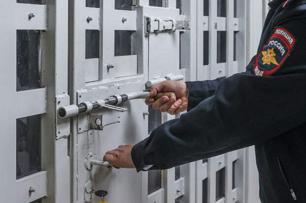 В Приморье женщина укусила полицейского за плечо прямо в здании суда