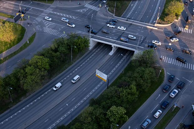 В Москве водителям начали массово приходить штрафы за телефон в руке