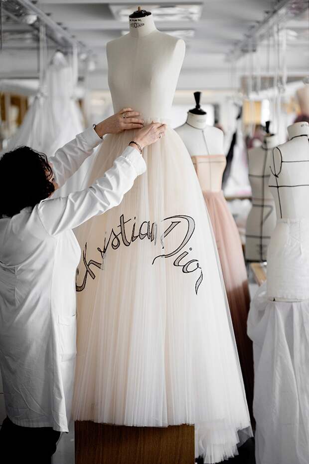 INSIDE: как создавалось платье DIOR