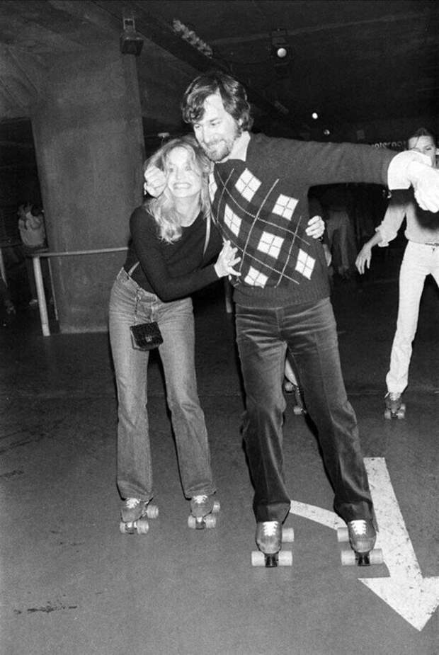 Голди Хоун и Стивен Спилберг на роликах, 1980 год