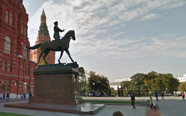В Москве на двух женщин завели дело за провокационную надпись на памятнике Жукова