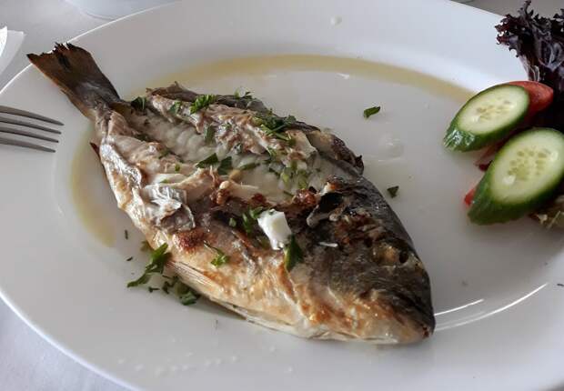 Свежая рыба Ципура (Дорада), приготовленная на решетке, очень вкусная.