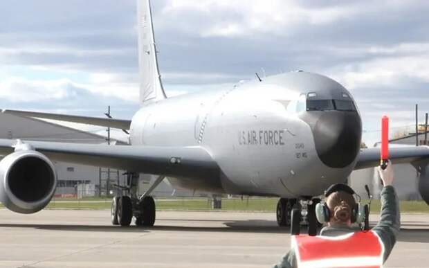 Топливозаправщик KC-135 ВВС США «прилёг» на взлётную полосу
