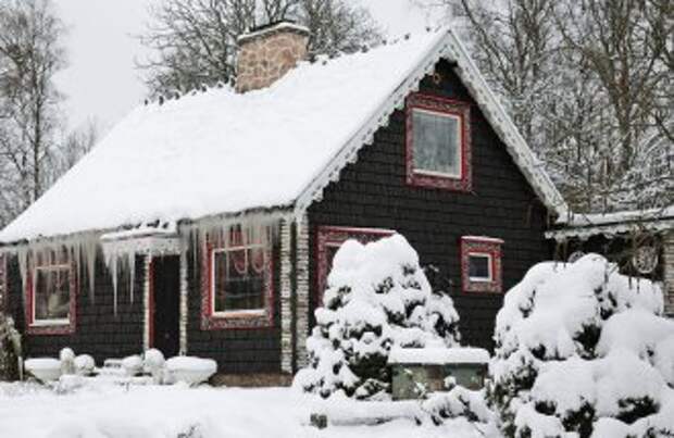 Дом и сад в снегу