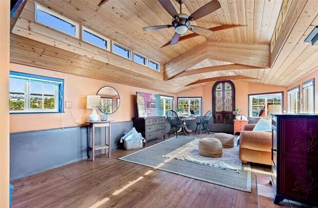 Обилие окон делает пространство Haida Bird Houseboat более воздушным и объемным. | Фото: itinyhouses.com.