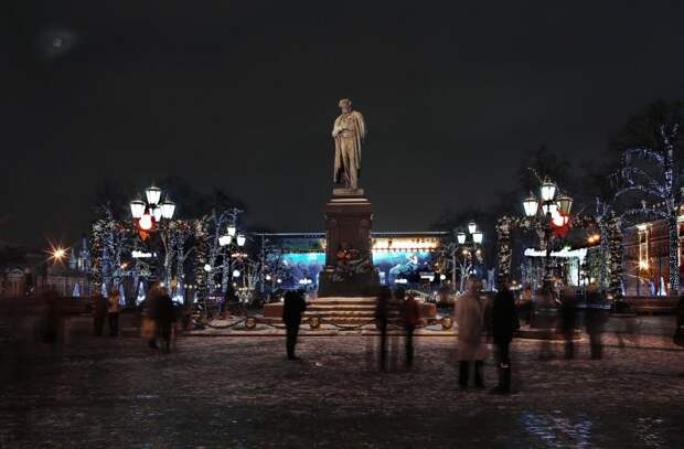 Ночная Москва: бронзовый памятник А. С. Пушкину. Фотограф: Юрий Макаров