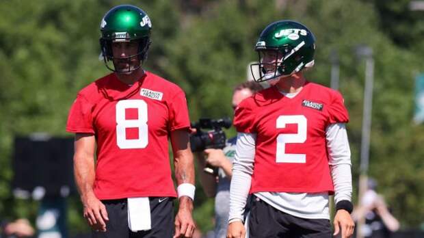 aaron rodgers and zach wilson at jets practice