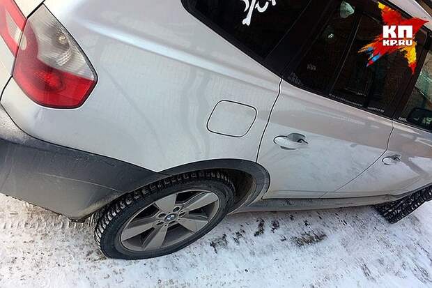 27 февраля Анна Соболева вышла из дома и увидела: колеса ее иномарки спущены. Фото предоставлено Анной Соболевой 