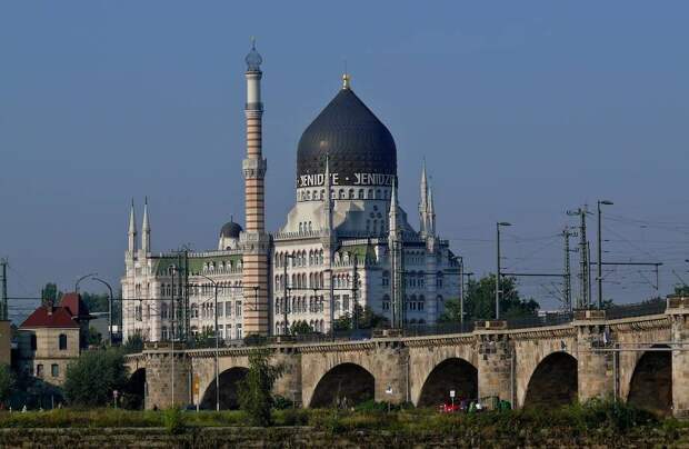 Зачем в Дрездене табачную фабрику замаскировали под мечеть