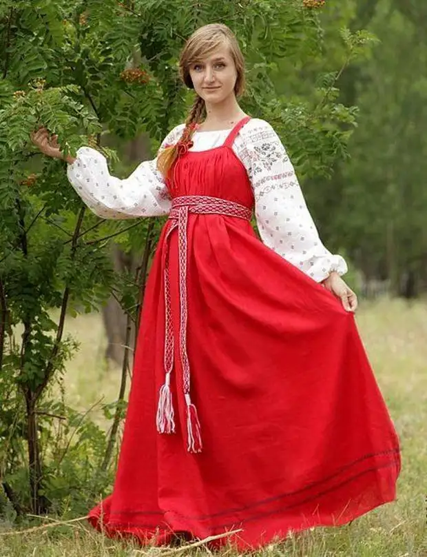 Девушка в русском народном сарафане