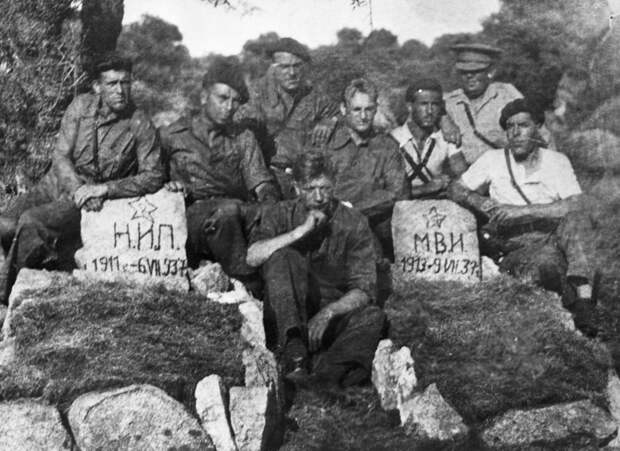 Советские танкисты у могил своих товарищей, погибших во время гражданской войны в Испании. 1937 г.