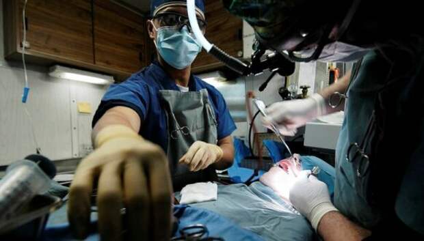 В США хирурги удалили зуб, который вырос у мужчины в носу