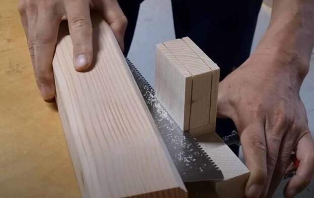 Мастер показал способ, как сделать соединительный шип в деревянной заготовке