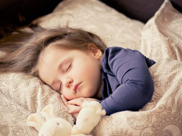 Массируйте средние пальцы, чтобы спать так же сладко, как эта малышка. Фото с бесплатного фотостока Pixabay
