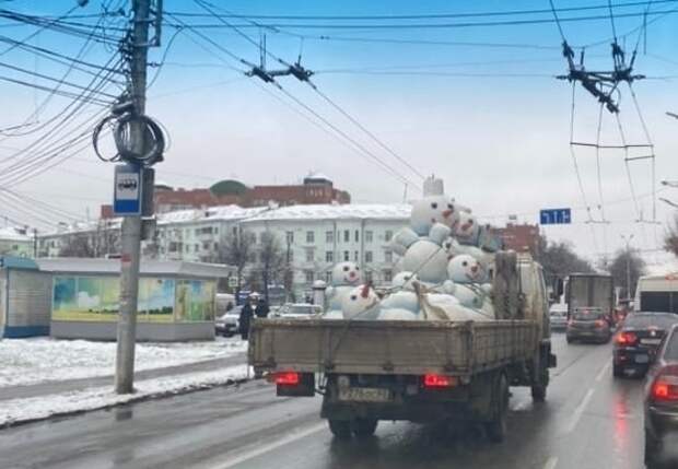 В Рязани сфотографировали целый грузовик снеговиков