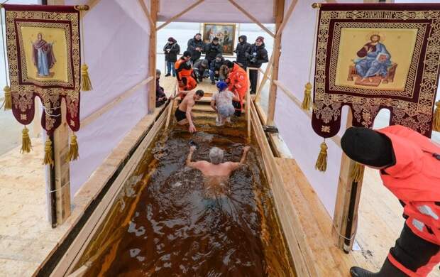 В Крещенских купаниях в Петербурге приняли участие почти 34 тысячи человек