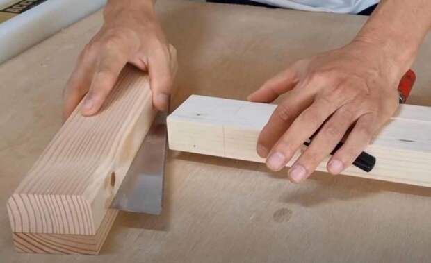 Мастер показал способ, как сделать соединительный шип в деревянной заготовке