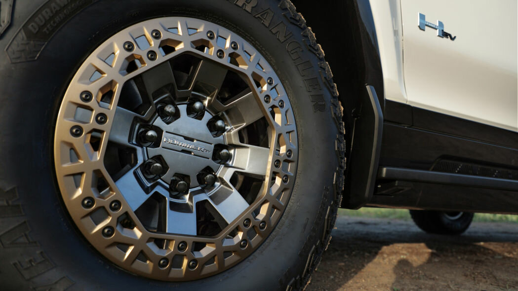 GMC Hummer EV показал себя как 1000-сильный, 350-мильный, быстро заряжающийся ЗВЕРЬ!