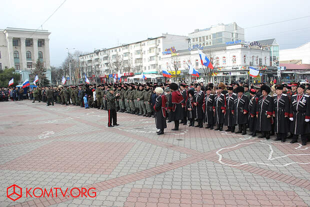Первый всекрымский казачий сход в Симферополе. Идет построение.