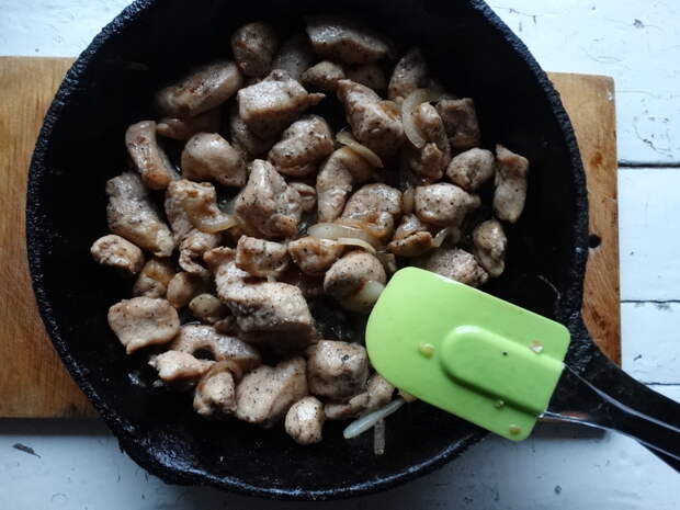 Зимний салат Снеговик - на самом деле внутри может быть любой, но мой – мясной, как любит муж