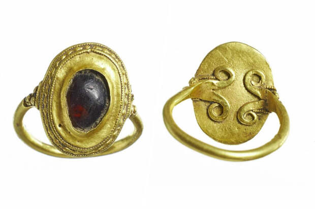 Кладоискатель нашел кольцо, которое принадлежало древней династии – находке 1500 лет