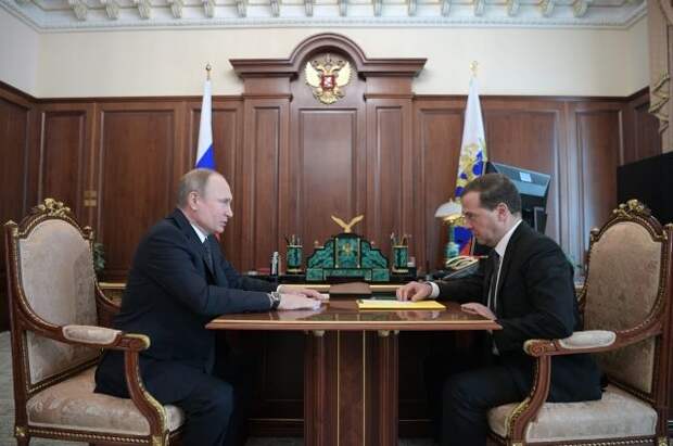Путин и Медведев обсудили текущие моменты в экономике