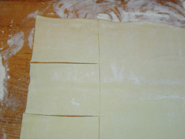 Раскатайте слоеное тесто до толщины 3 -4 мм, разрежьте на квадраты.