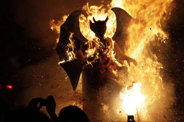 Чучела дьявола на костре во время фестиваля в Антигуа. | Фото: tes.com.