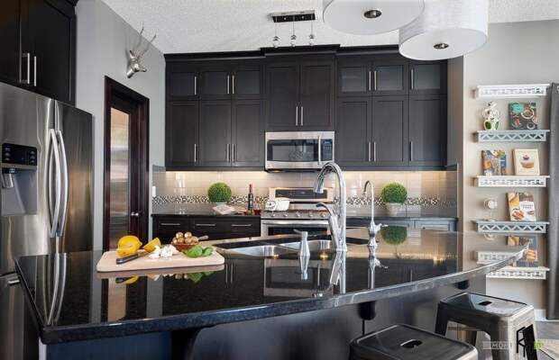 В темных тонах