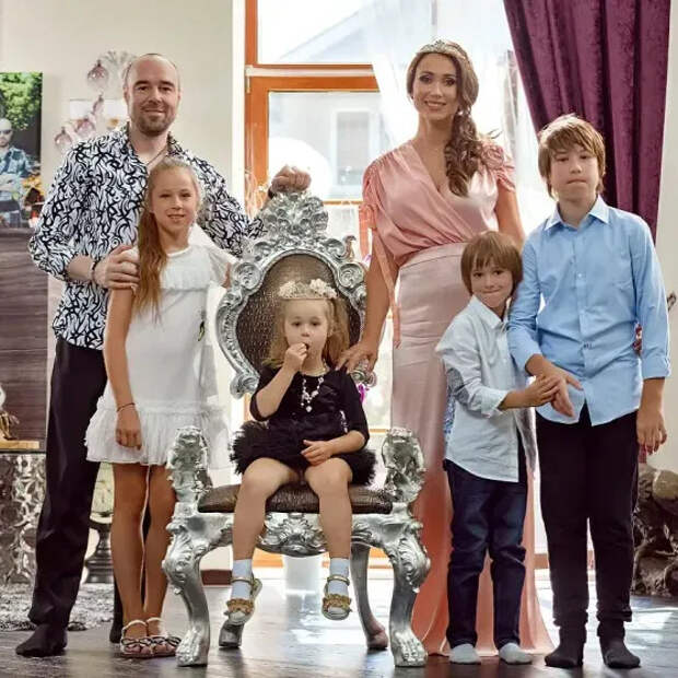 Роман и Елена Товстик с детьми