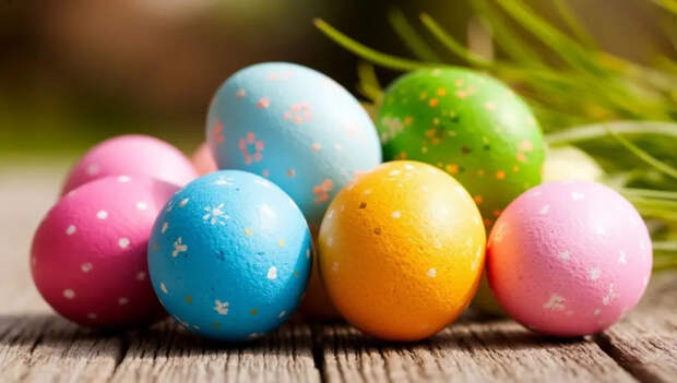 Высыпьте рис в контейнер и трясите: пасхальные яйца станут шедевром — ни одного одинакового узора