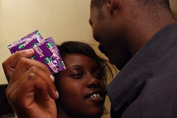 Министра Зимбабве не устроил размер китайских презервативов