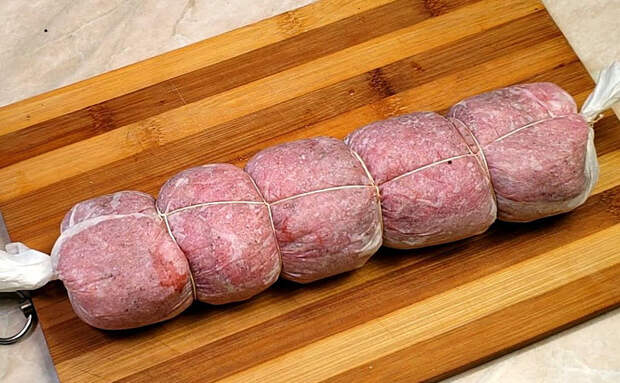 Домашняя запеченная колбаса из обычного фарша. Никаких сложностей с упаковкой - готовим в бумаге