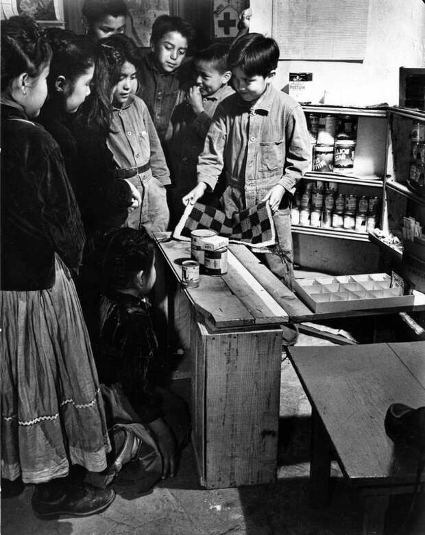 Ученики учатся торговле в школе Навахо. Юта, 1948 индейцы, история, навахо, фотография