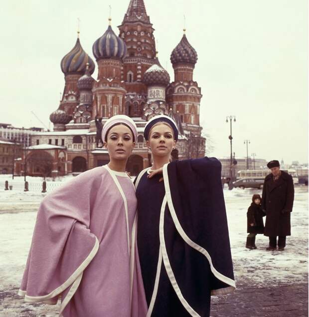 russia-moscow-1965-fashion-shoot-for-avenue-in-red-square-photo-paul-huf
