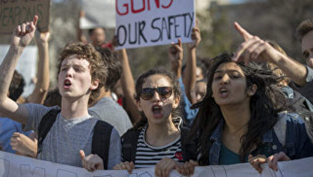 Школьники из Монтгомери во время акции протеста возле здания Конгресса США после стрельбы в школе Паркленда во Флориде
