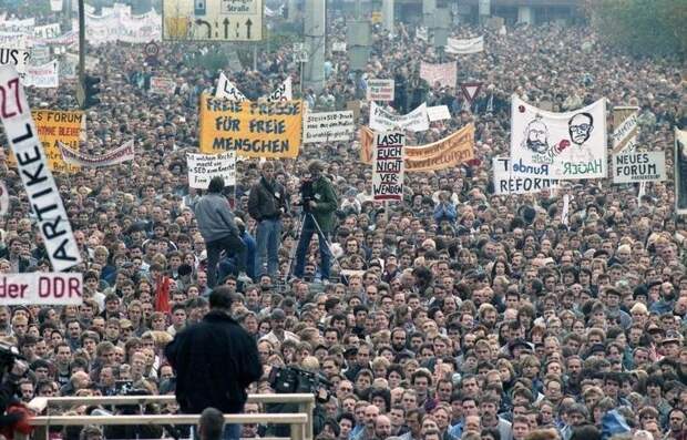 «Долой капитализм! Долой ФРГ!». В Германии прошёл 10-и тысячный митинг за возврат к ГДР