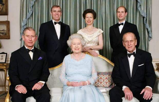 Королевская семья всегда под прицелом, всегда под охраной./ Фото: thehits.co.nz