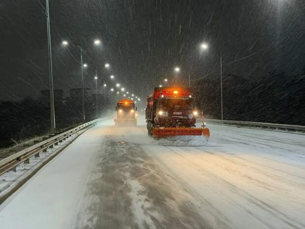 Снегопад, ограниченная видимость и гололёд: обстановка на дорогах Крыма утром 2 февраля