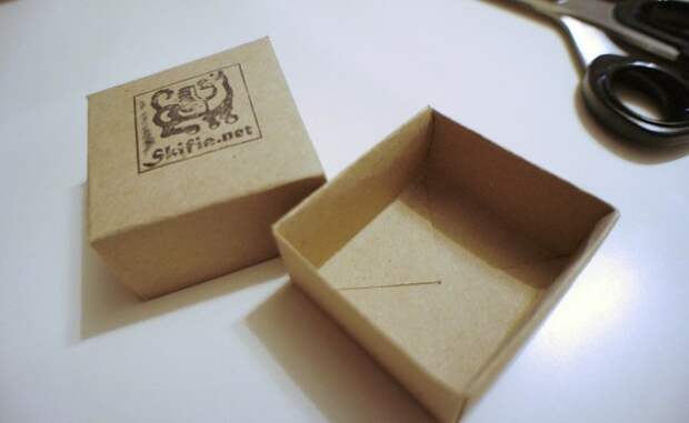 Делаем элементарную подарочную коробочку, без клея    Нужны только бумага, ножницы и линейка.  ...